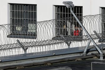 Die Mauer eines Gefängnisses (Symbolbild): In Österreich scheiterte ein Befreiungsversuch.