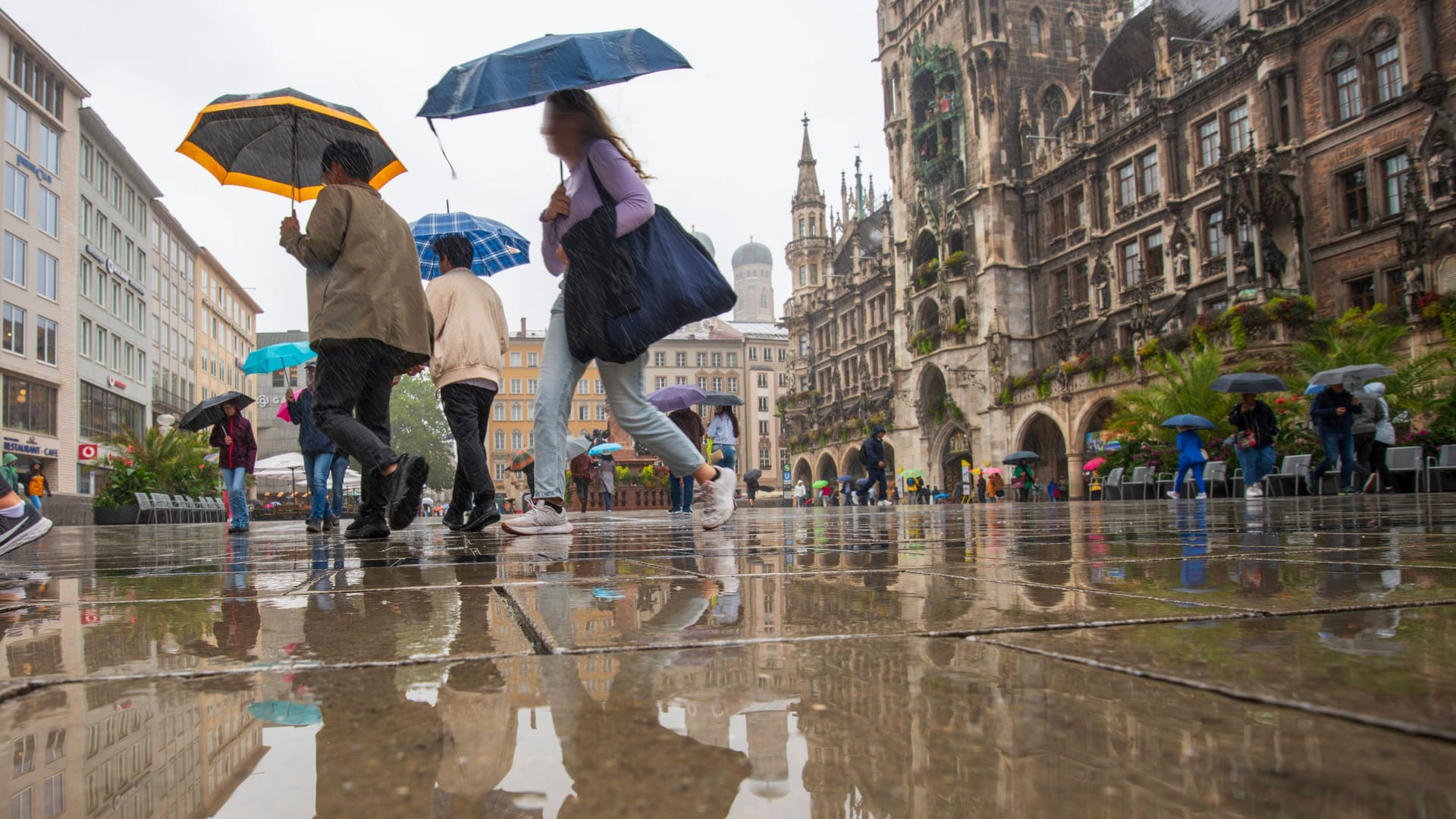 Sauwetter am Münchner Marienplatz (Archivfoto): Ende August hatten starke Regenmengen Bayern heimgesucht.