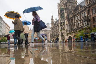 Sauwetter am Münchner Marienplatz (Archivfoto): Ende August hatten starke Regenmengen Bayern heimgesucht.