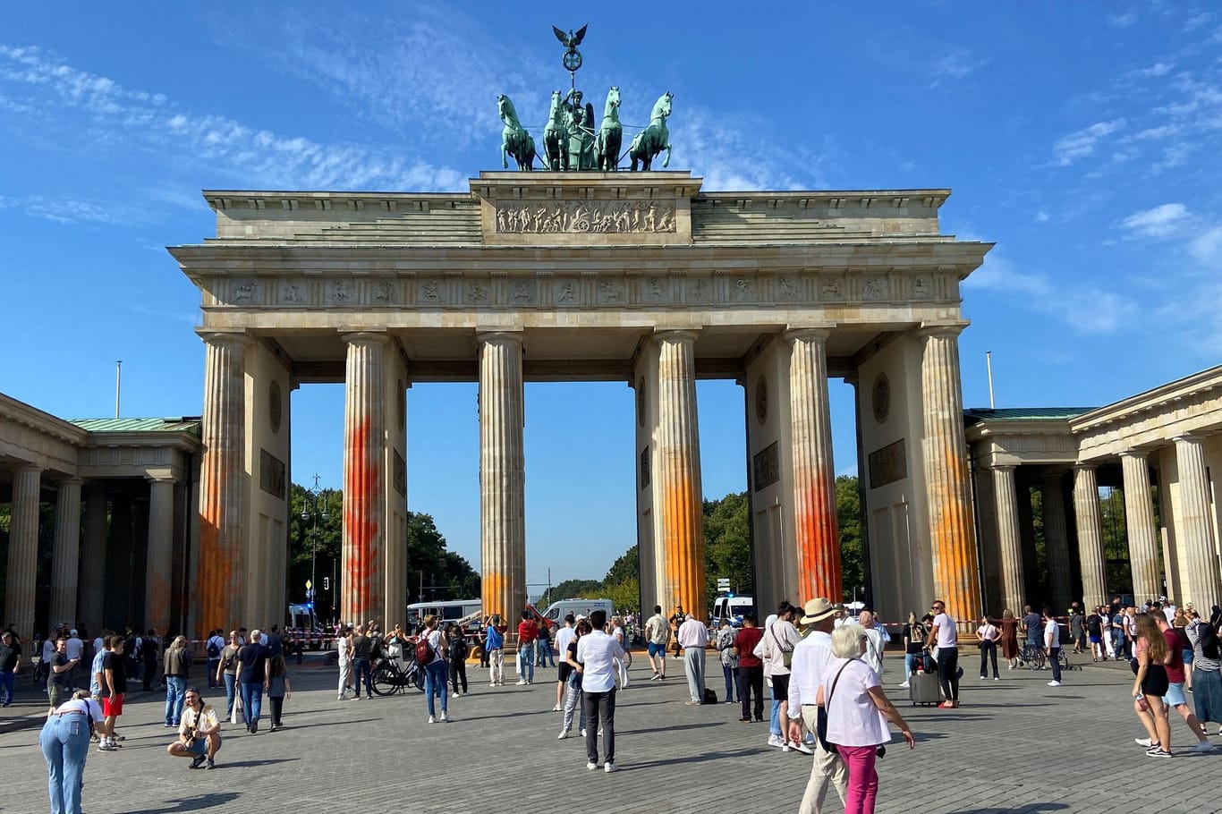 Berlin: Klimaaktivisten der "Letzten Generation" sprühten am Sonntag das Brandenburger Tor mit Farbe an.