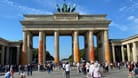 Berlin: Klimaaktivisten der "Letzten Generation" sprühten am Sonntag das Brandenburger Tor mit Farbe an.