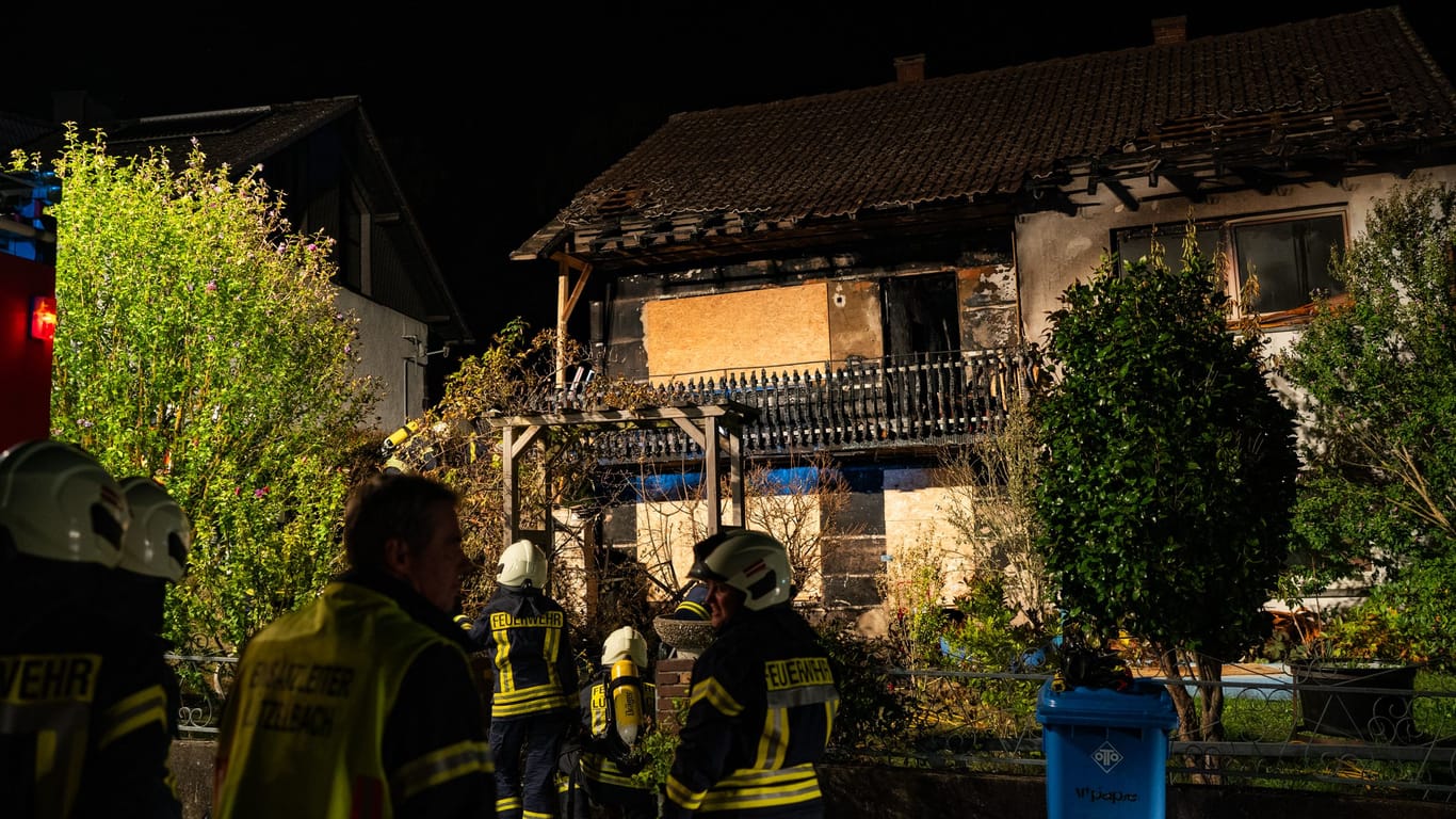 Am Dienstag musste die Feuerwehr zwei Mal zum selben Wohnhaus anrücken, um ein Feuer zu löschen.