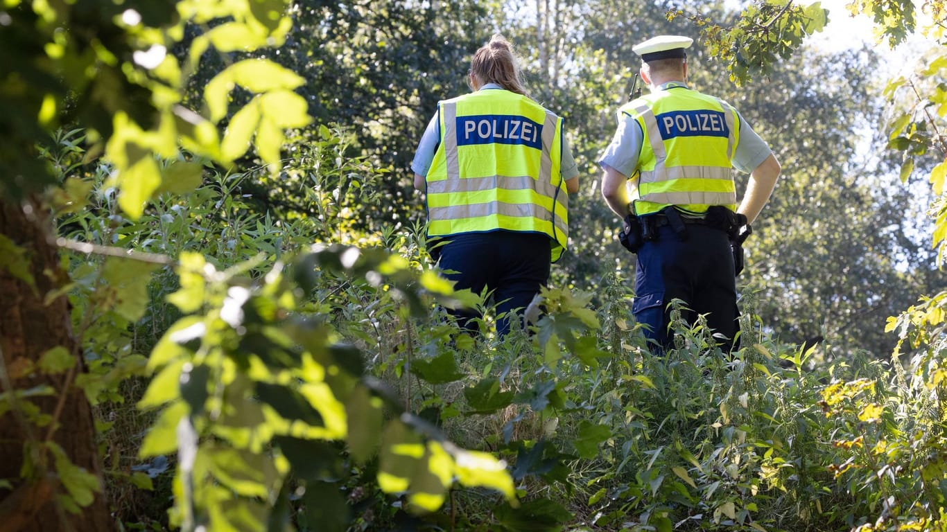 Polizisten sichern einen möglichen Tatort an einem Bahndamm im Hamburger Stadtteil Lokstedt: Nun liegen die Ermittlungen beim Generalbundesanwalt.