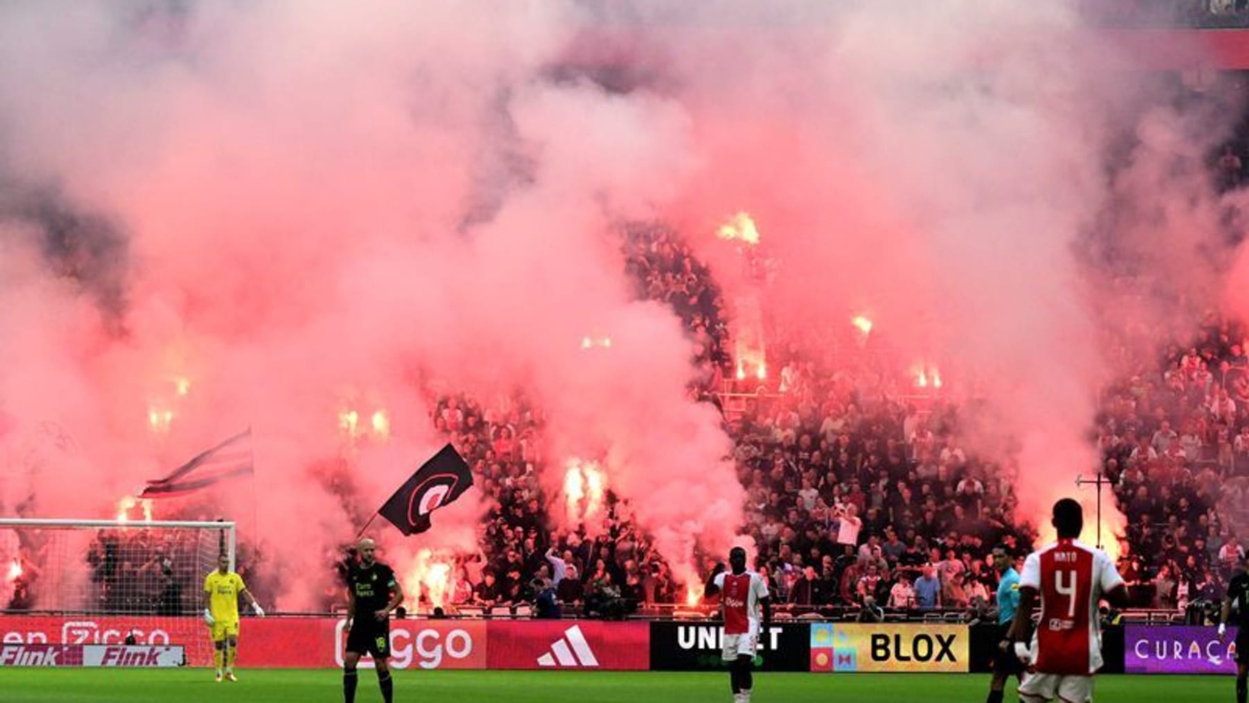 Nach Pyro-Abbruch: Ajax-Spiel wird ohne Fans fortgesetzt