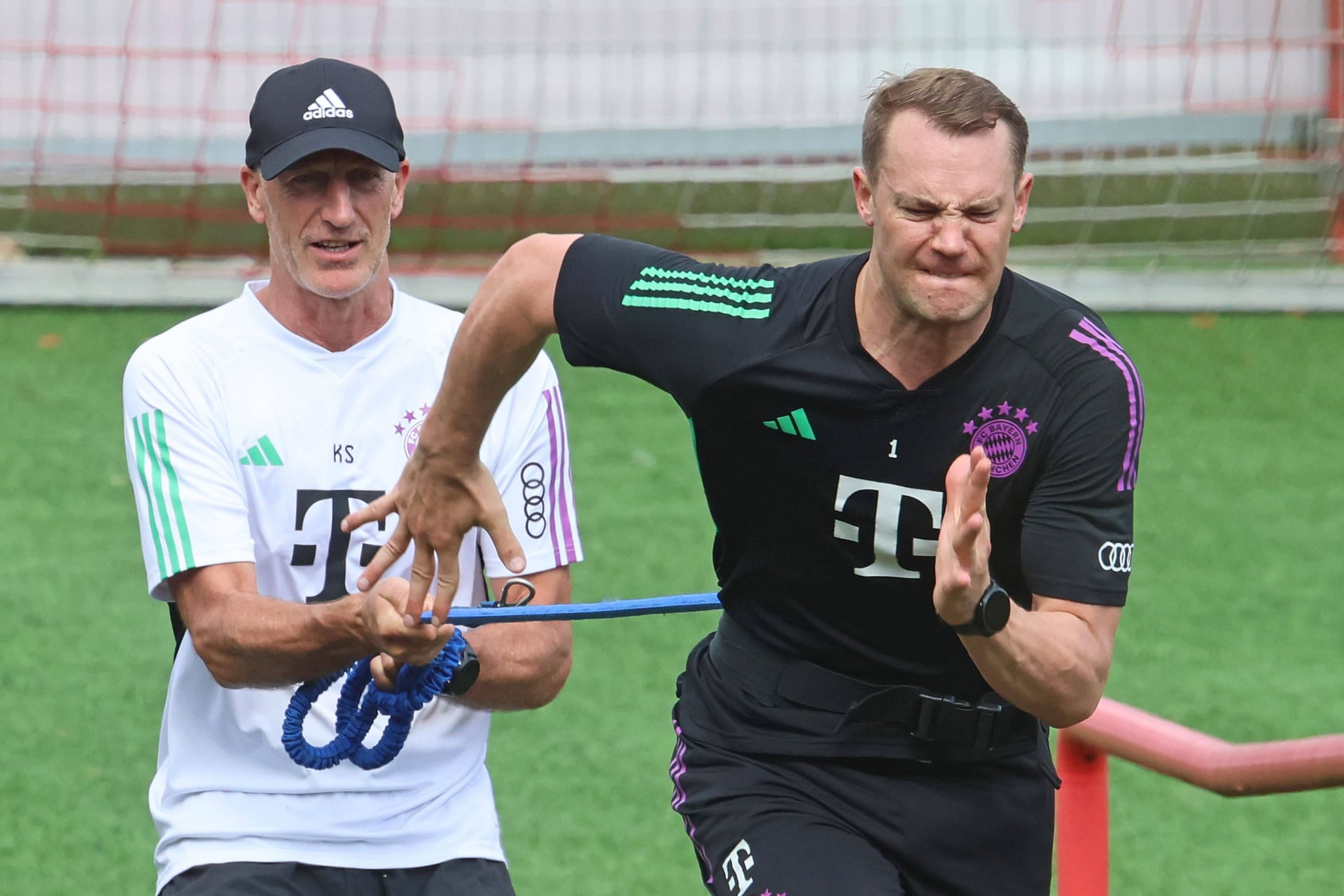 Manuel Neuer im Training: Trainer Thomas Tuchel bremst bei der Rückkehr des Torwarts die Erwartungen.