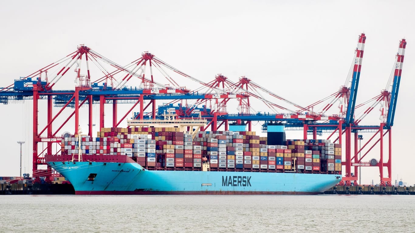 Containerschiff "Morten Maersk" liegt am Containerterminal JadeWeserPort. Um immer größer werdende Containerschiffe abfertigen zu können, erhöht der Terminalbetreiber die Containerbrücken.