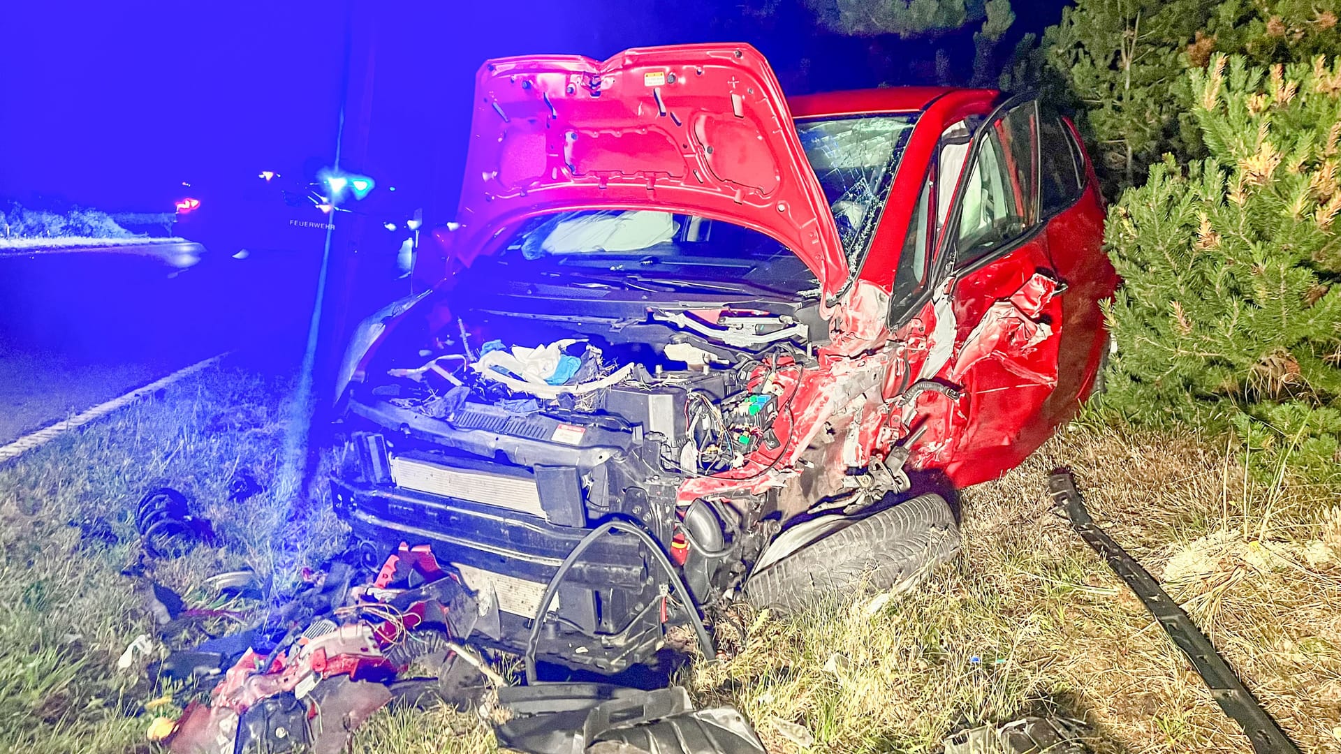 Eines der zerstörten Fahrzeuge: Eine Person wurde bei dem Unfall eingeklemmt. Eines der zerstörten Fahrzeuge: Eine Person wurde bei dem Unfall eingeklemmt.