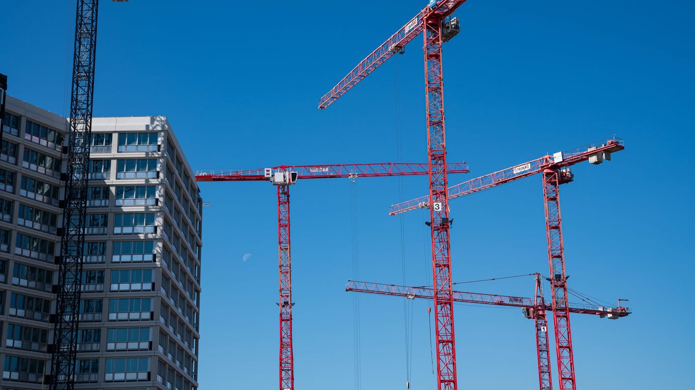 Baukräne ragen auf einer Baustelle der Europacity im neuen Stadtquartier Heidestrasse im Ortsteil Moabit des Berliner Bezirks Mitte in den Himmel.
