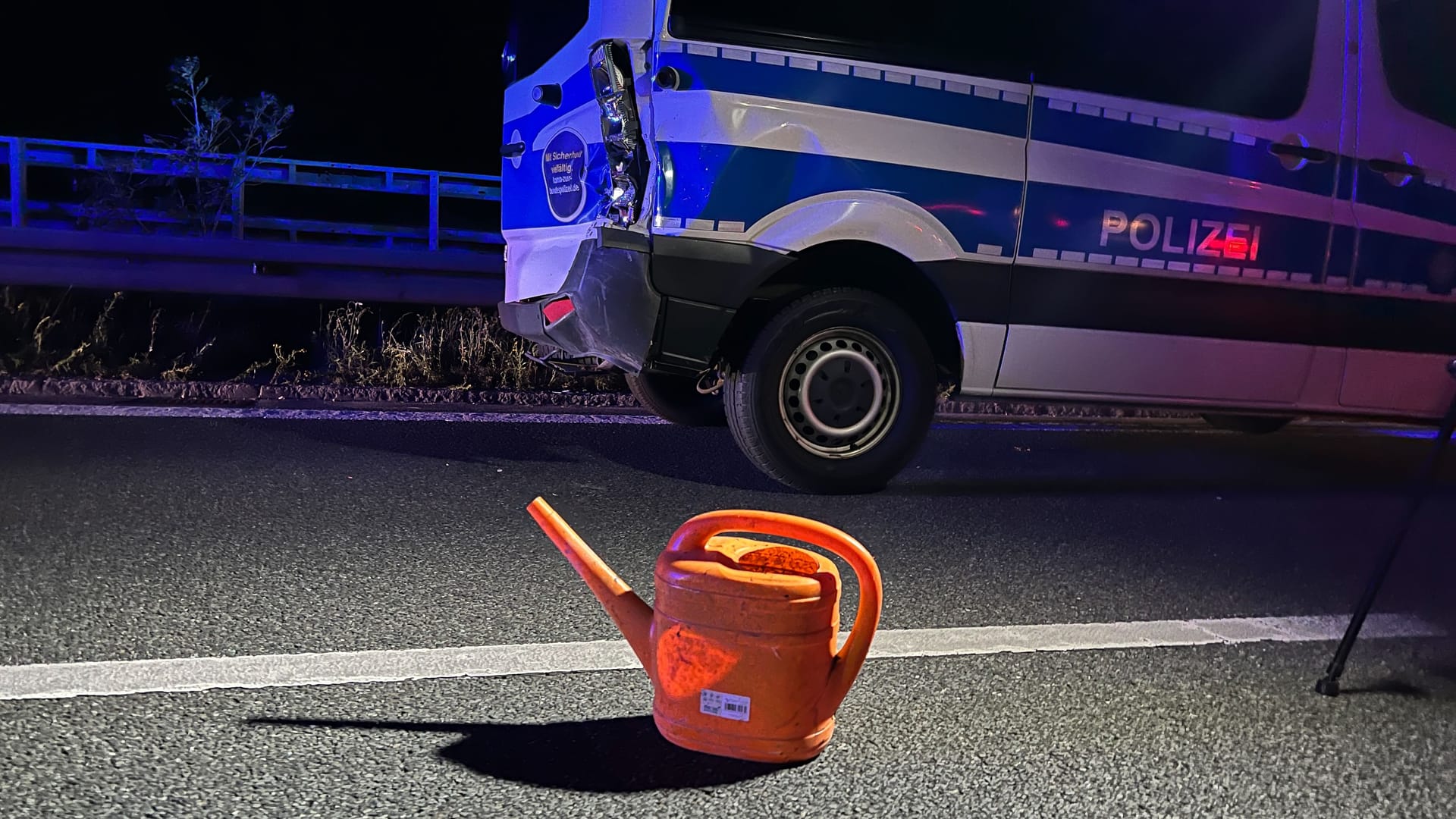 Mehrere Fahrzeuge der Bundespolizei krachten auf der A73 wegen dieses Gegenstands ineinander. Mehrere Fahrzeuge der Bundespolizei krachten auf der A73 wegen dieses Gegenstands ineinander.