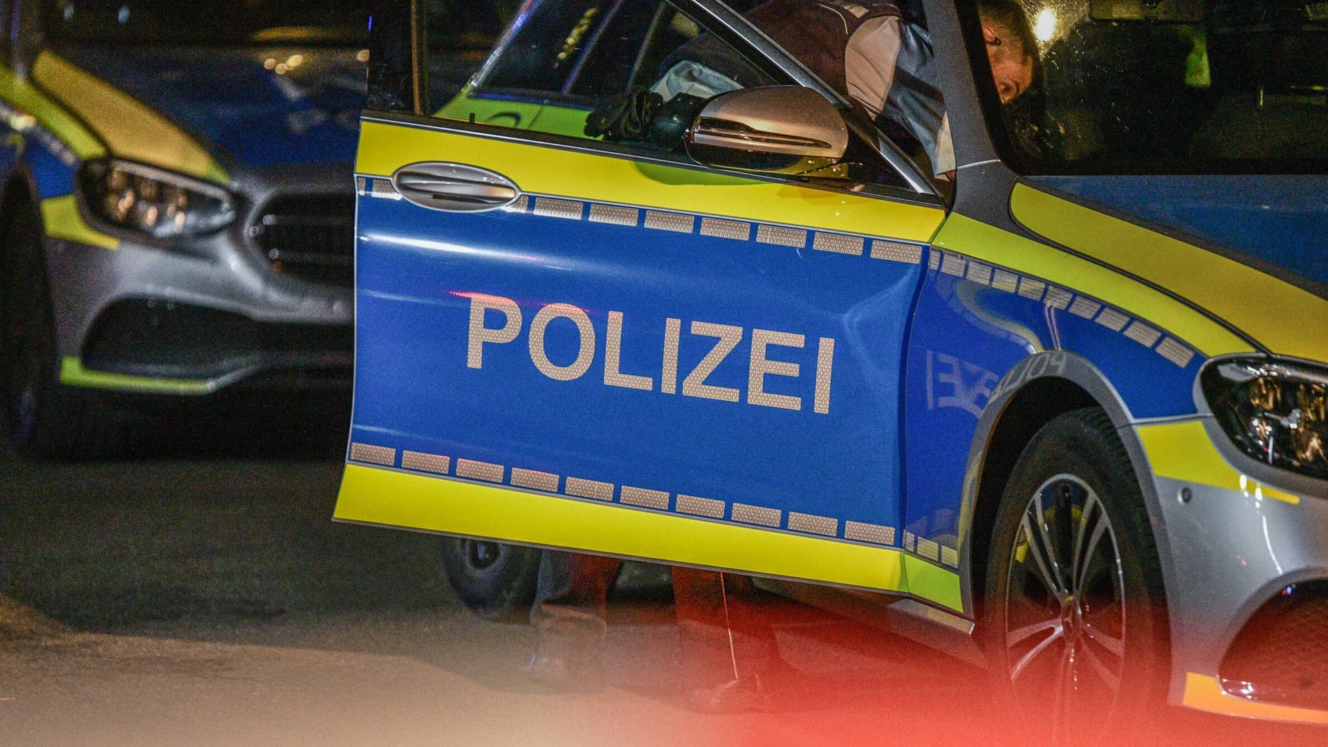 Einsatzfahrzeuge der Polizei (Symbolfoto): Der Mann zeigte sich auch gegenüber den Beamten "äußerst aggressiv" gezeigt, teilte ein Sprecher mit. Einsatzfahrzeuge der Polizei (Symbolfoto): Der Mann zeigte sich auch gegenüber den Beamten "äußerst aggressiv" gezeigt, teilte ein Sprecher mit.