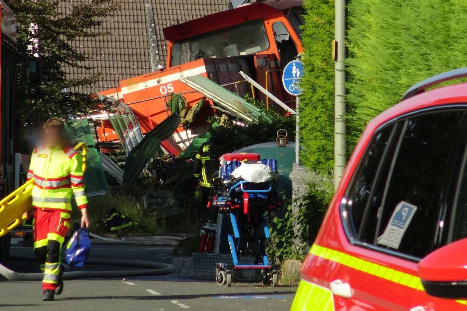 Rettungskräfte vor dem verunfallten Güterzug: Ein Mensch ist gestorben.