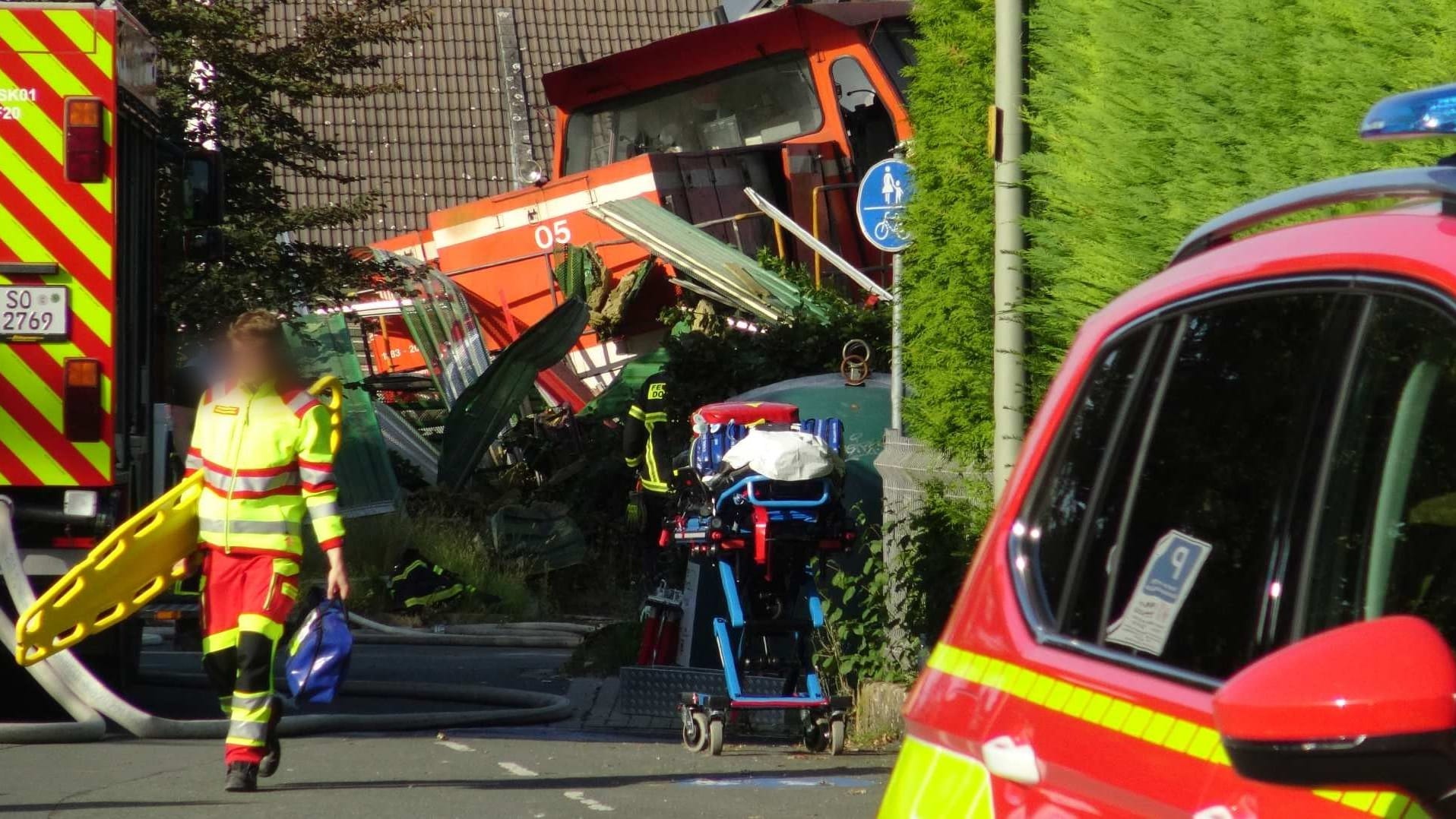 Rettungskräfte vor dem verunfallten Güterzug: Ein Mensch ist gestorben.