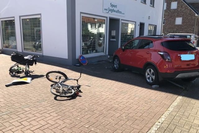 Das Auto kommt nach dem Unfall vor einem Schaufenster zum Stehen.