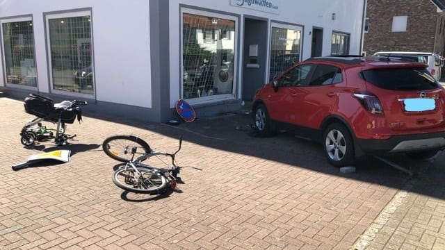 Das Auto kommt nach dem Unfall vor einem Schaufenster zum Stehen.