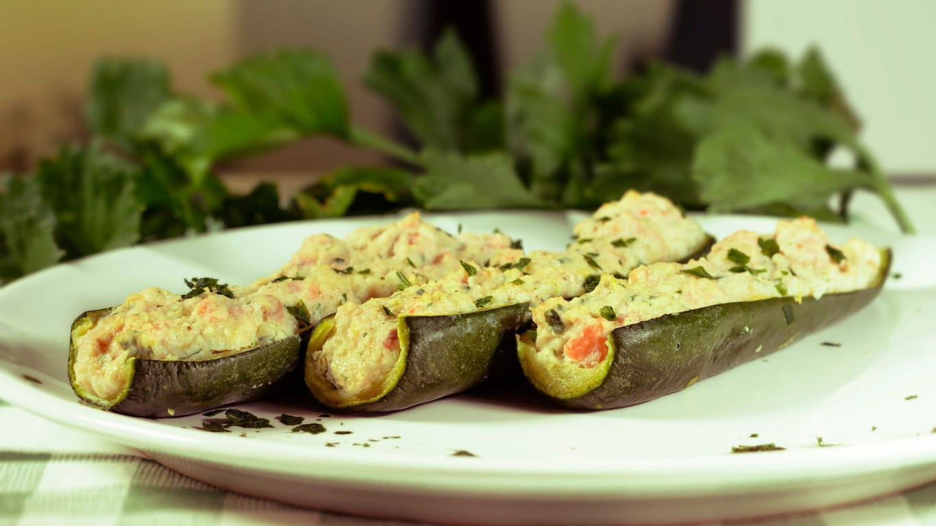 Schmorgurken lassen sich prima mit Gurkensorten zubereiten, die für Salate eher ungeeignet sind.