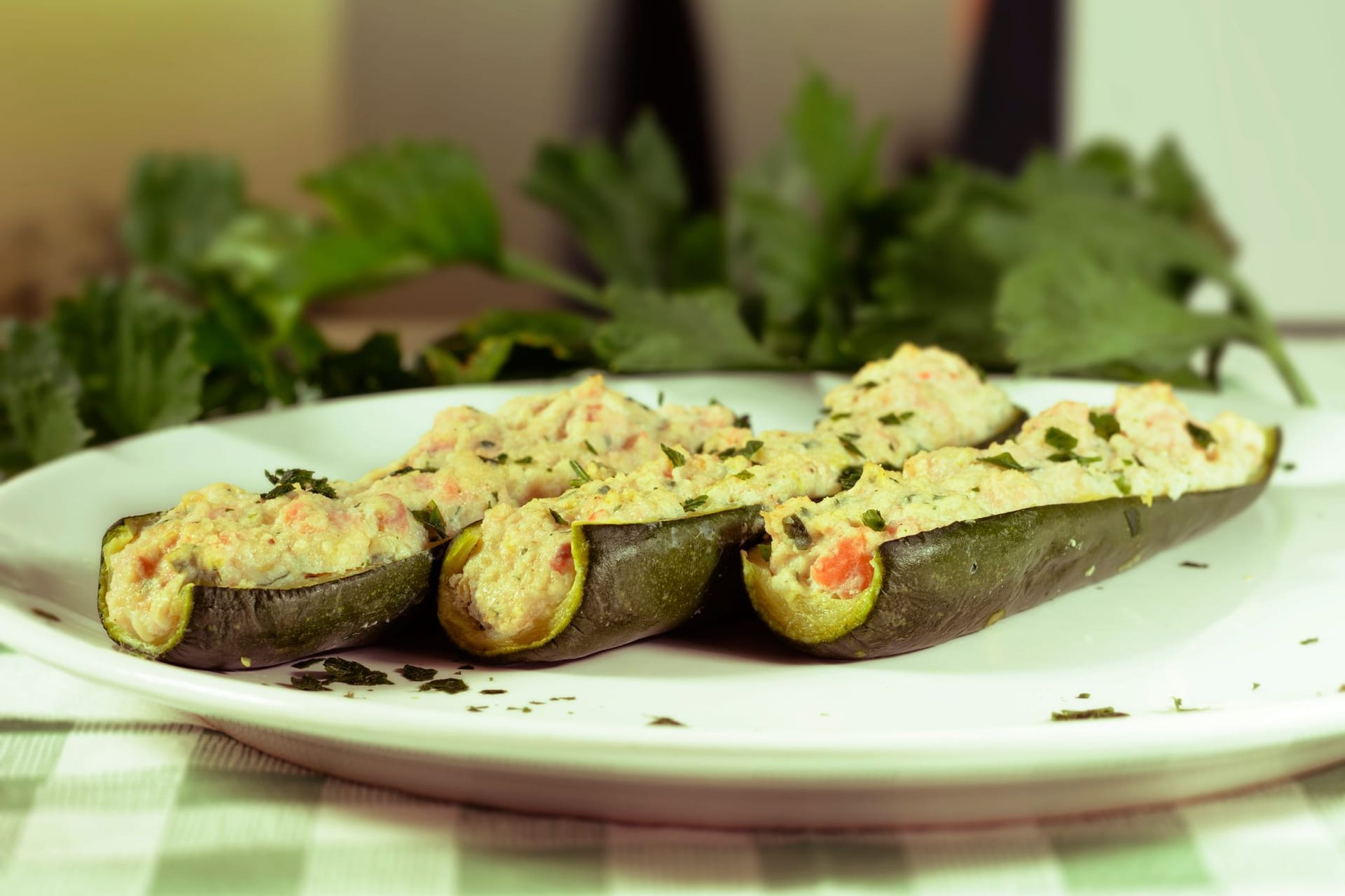 Schmorgurken lassen sich prima mit Gurkensorten zubereiten, die für Salate eher ungeeignet sind.