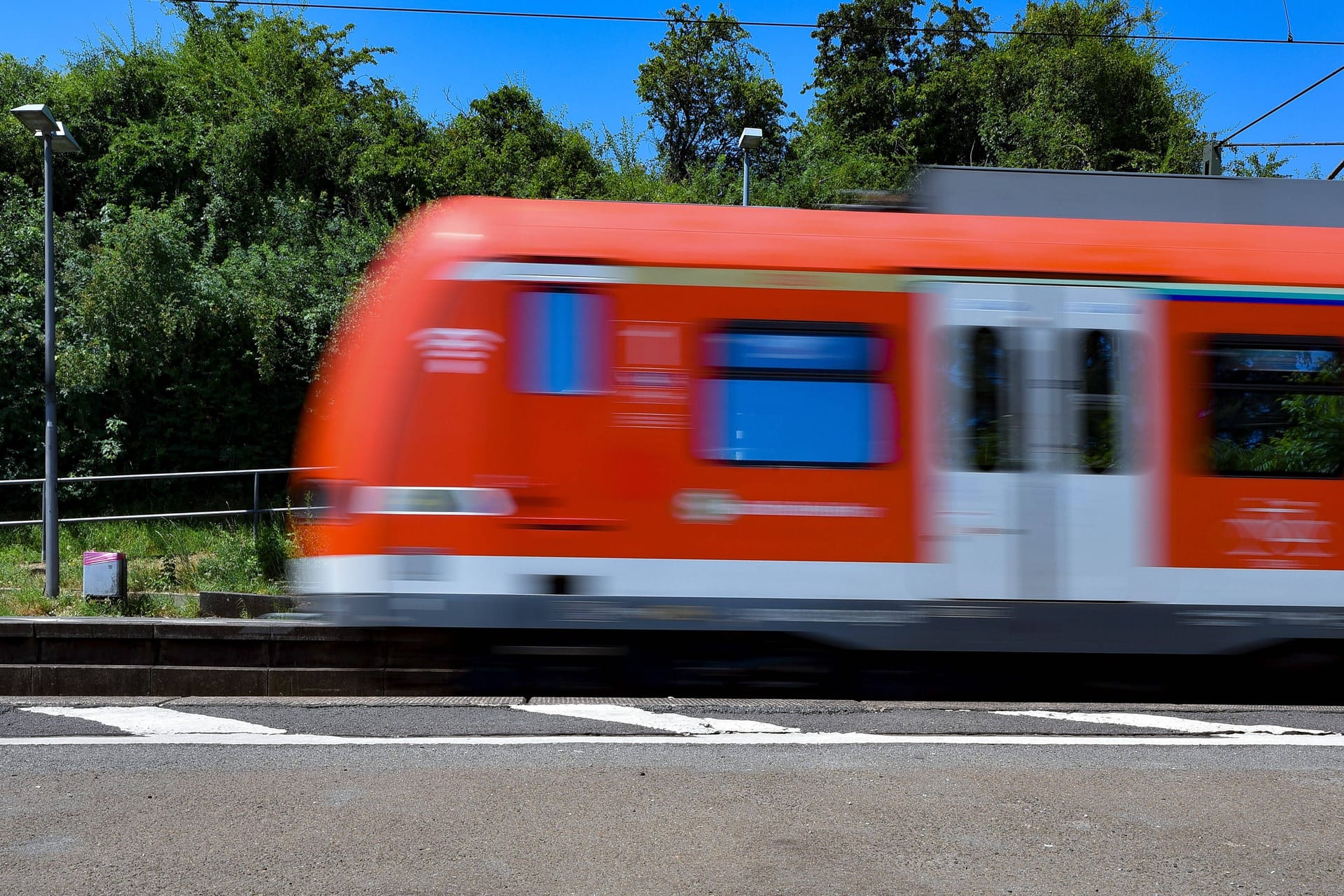 Eine S-Bahn in Frankfurt (Archivfoto): Die Bauarbeiten für die neue nordmainische S-Bahn beginnen nun offiziell.