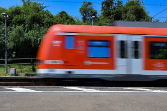 Eine S-Bahn in Frankfurt (Archivfoto): Ein 28-Jähriger kommt bei einem Zusammenstoß ums Leben.