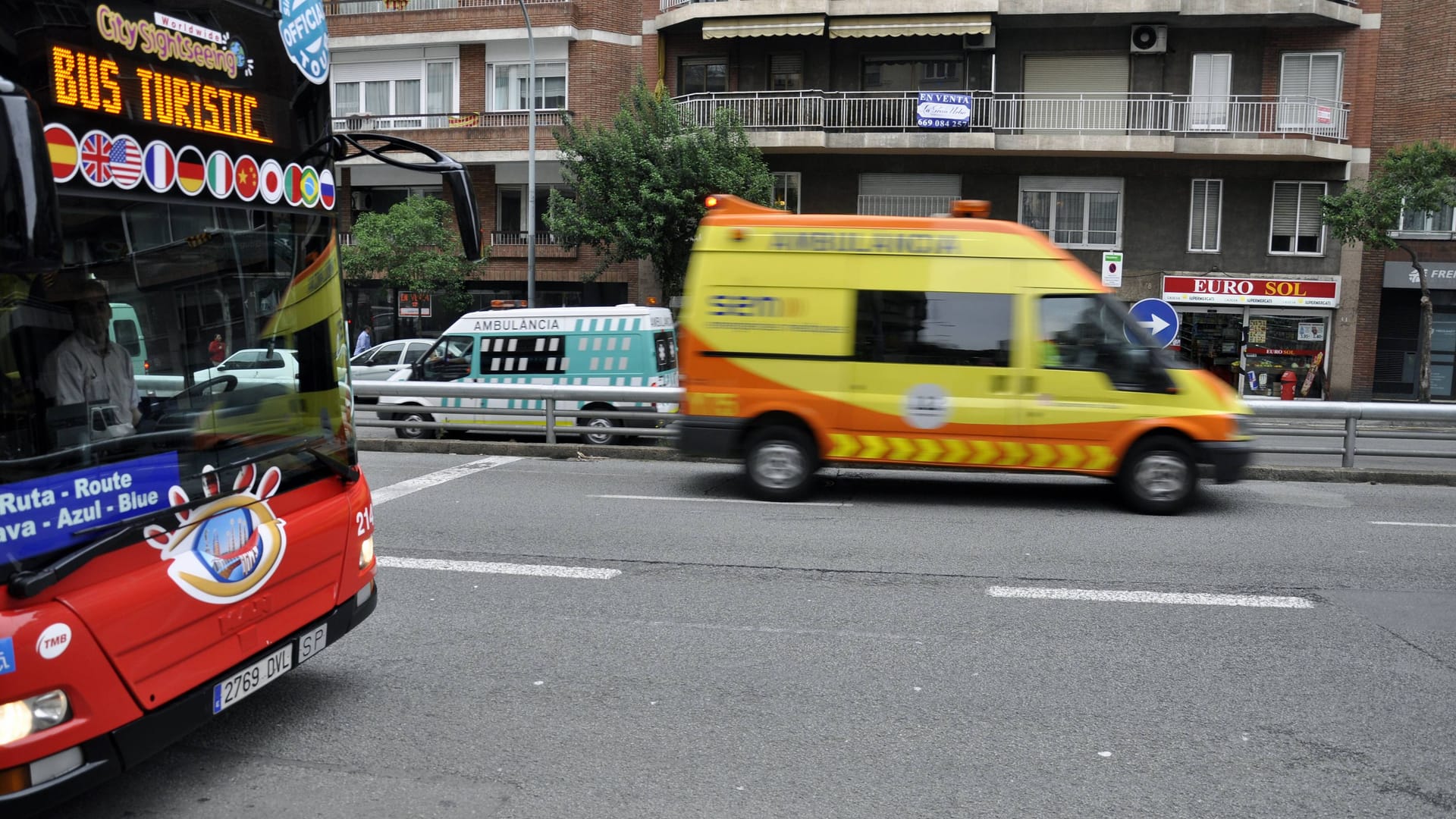 Ein Krankenwagen in voller Fahrt (Symbolbild): Der Tod eines Deutschen auf Mallorca beschäftigt das Gericht.