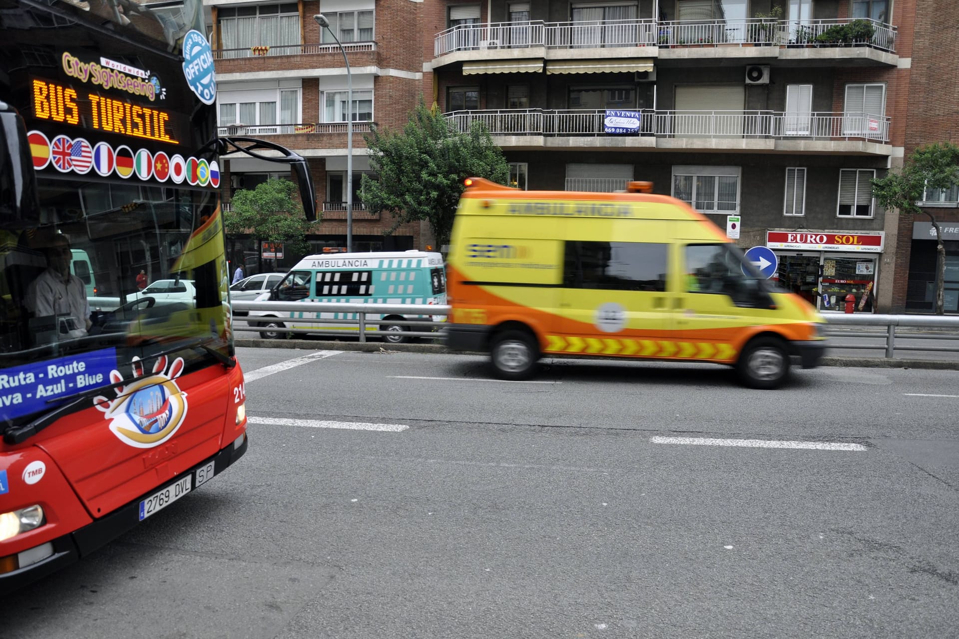 Ein Krankenwagen in voller Fahrt (Symbolbild): Der Tod eines Deutschen auf Mallorca beschäftigt das Gericht.