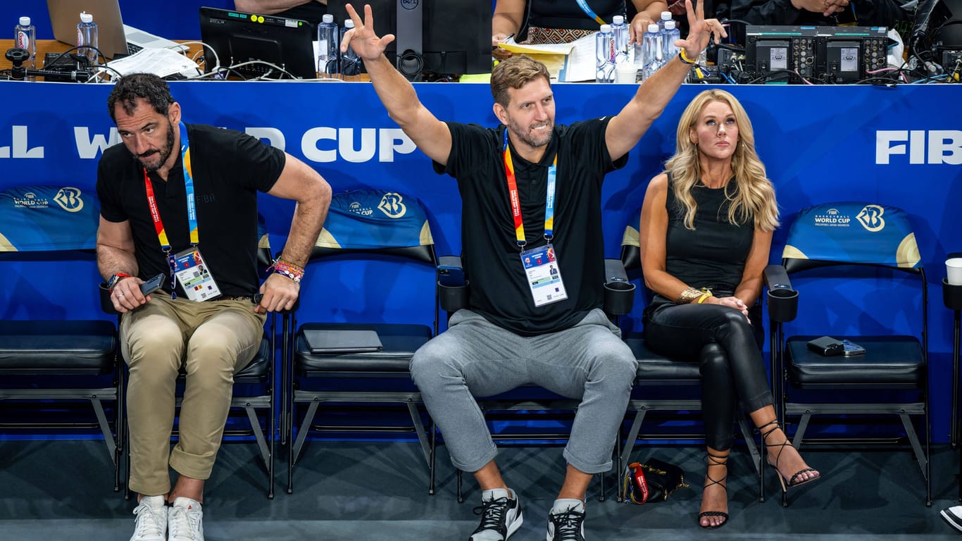 Dirk Nowitzki (m.) beim Deutschland-Spiel gegen Australien Ende August.