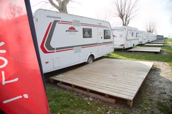 Wohnwagen stehen auf einem Campingplatz (Symbolbild): In München mangelt es an bezahlbarem Wohnraum für Studierende.