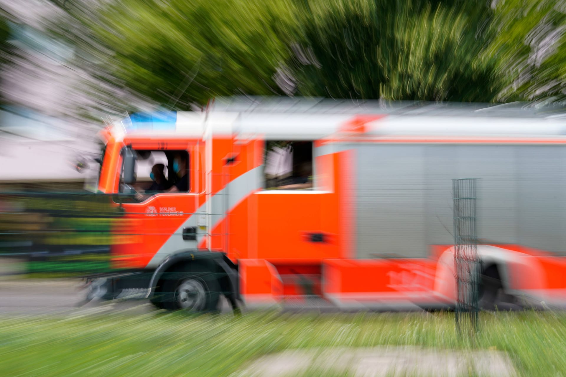 Ein Feuerwehrauto auf Einsatzfahrt (Symbolbild): Die Einsatzkräfte brachten den Brand schnell unter Kontrolle.