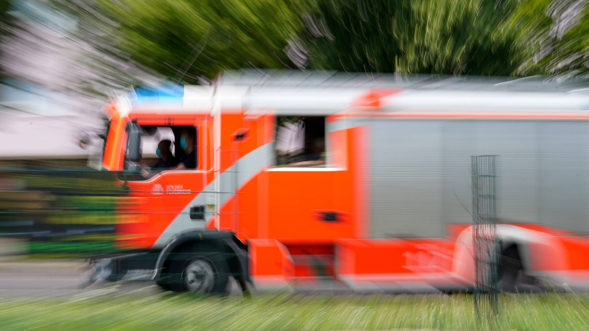 Ein Feuerwehrauto auf Einsatzfahrt (Symbolbild): Die Einsatzkräfte brachten den Brand schnell unter Kontrolle.