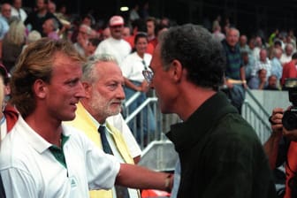 Zwei Legenden des deutschen Fußballs: Franz Beckenbauer (r.) und Andreas Brehme sind seit Jahren gut befreundet (Archivbild).