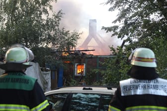 Die Feuerwehr im Einsatz: Das Elternhaus des FDP-Politikers ist komplett zerstört.