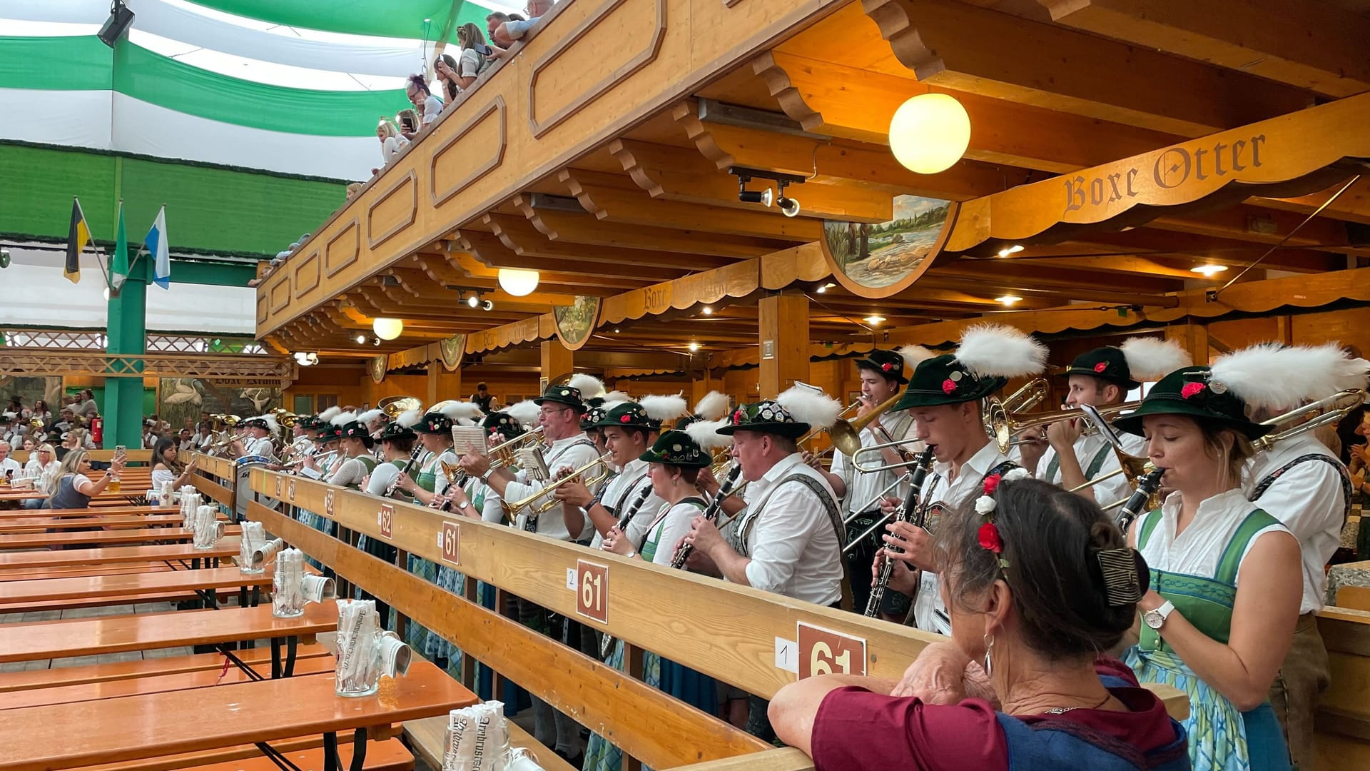 Einige Tische sind allerdings für die bald ankommenden Trachtler vom Festzug reserviert.