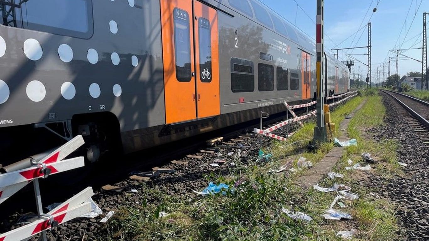 Die Unfallstelle auf Höhe der Trimbornstraße in Kalk: Ein Bahnmitarbeiter wurden von einem Zug erfasst.