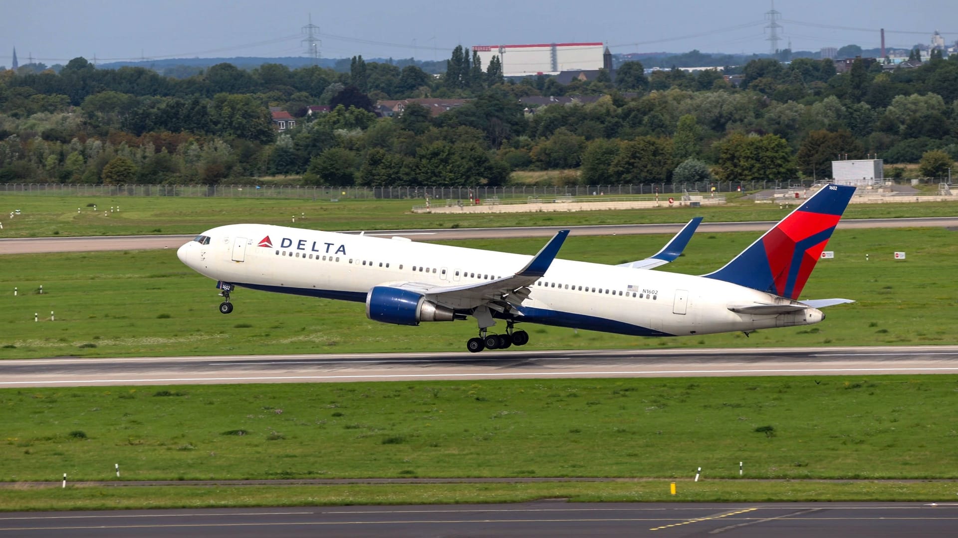 Ein Delta-Flugzeug (Archivbild): Der Passagier hatte starken Durchfall.