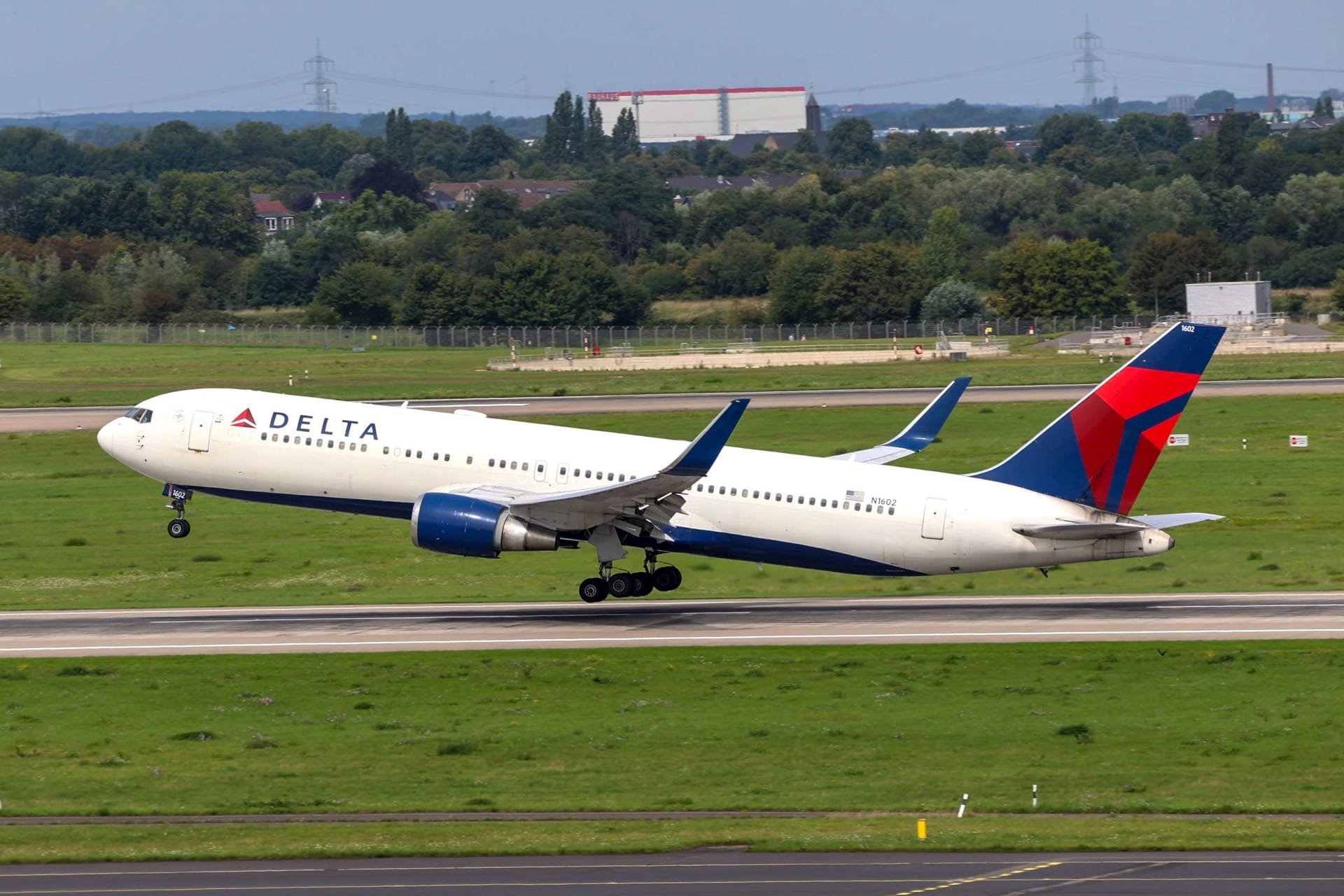 Ein Delta-Flugzeug (Archivbild): Der Passagier hatte starken Durchfall.