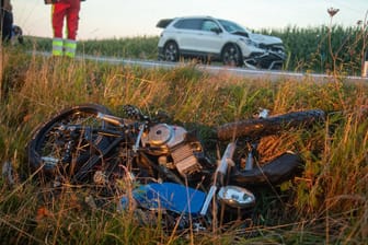 Ein Moped liegt in einem Graben: Eine 19-Jährige verunglückte damit tödlich, als sie im Landkreis Bautzen gegen einen VW prallte.