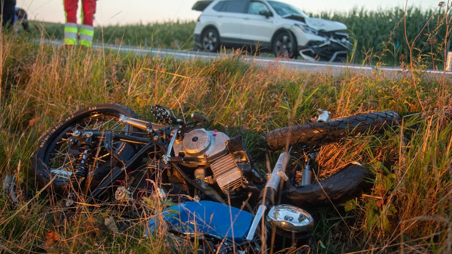 Ein Moped liegt in einem Graben: Eine 19-Jährige verunglückte damit tödlich, als sie im Landkreis Bautzen gegen einen VW prallte. Ein Moped liegt in einem Graben: Eine 19-Jährige verunglückte damit tödlich, als sie im Landkreis Bautzen gegen einen VW prallte.