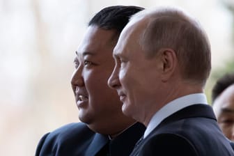 Nordkoreas Diktator Kim Jong Un und Kremlchef Wladimir Putin posieren bei ihrem Treffen in Wladiwostok im April 2019 für ein Foto. (Archivbild)