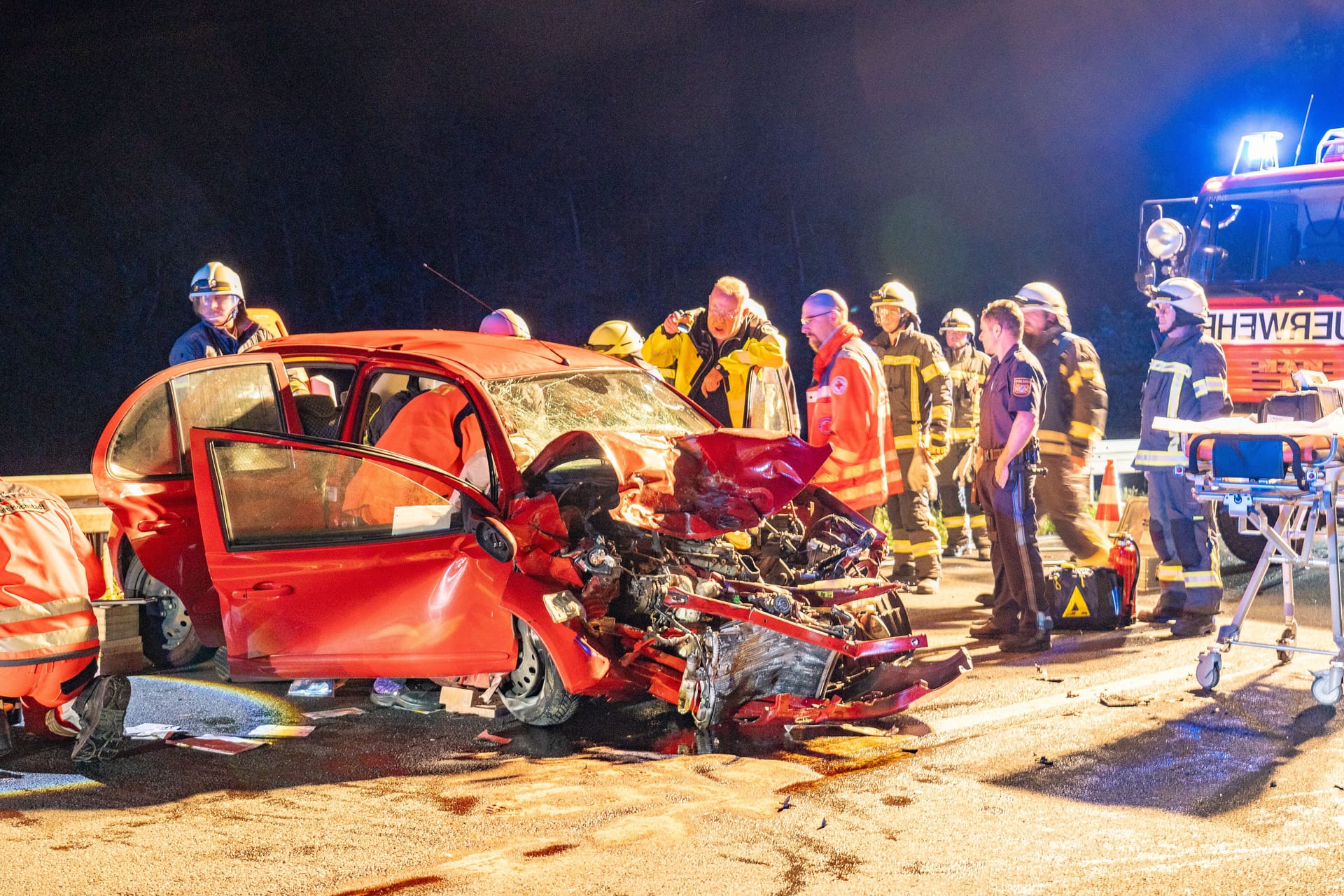 Unfallstelle im Landkreis Bamberg: Die Mutter musste aus dem Auto befreit werden.