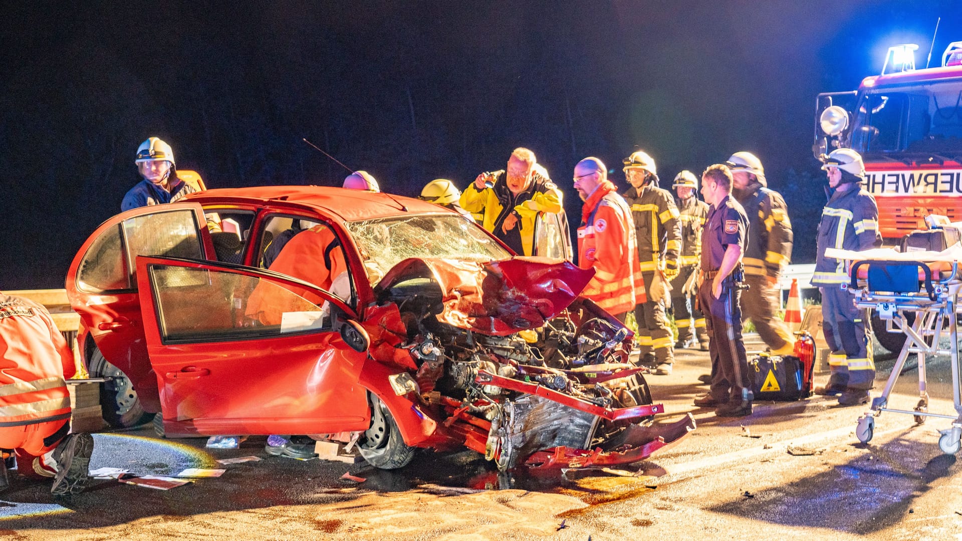 Unfallstelle im Landkreis Bamberg: Die Mutter musste aus dem Auto befreit werden.