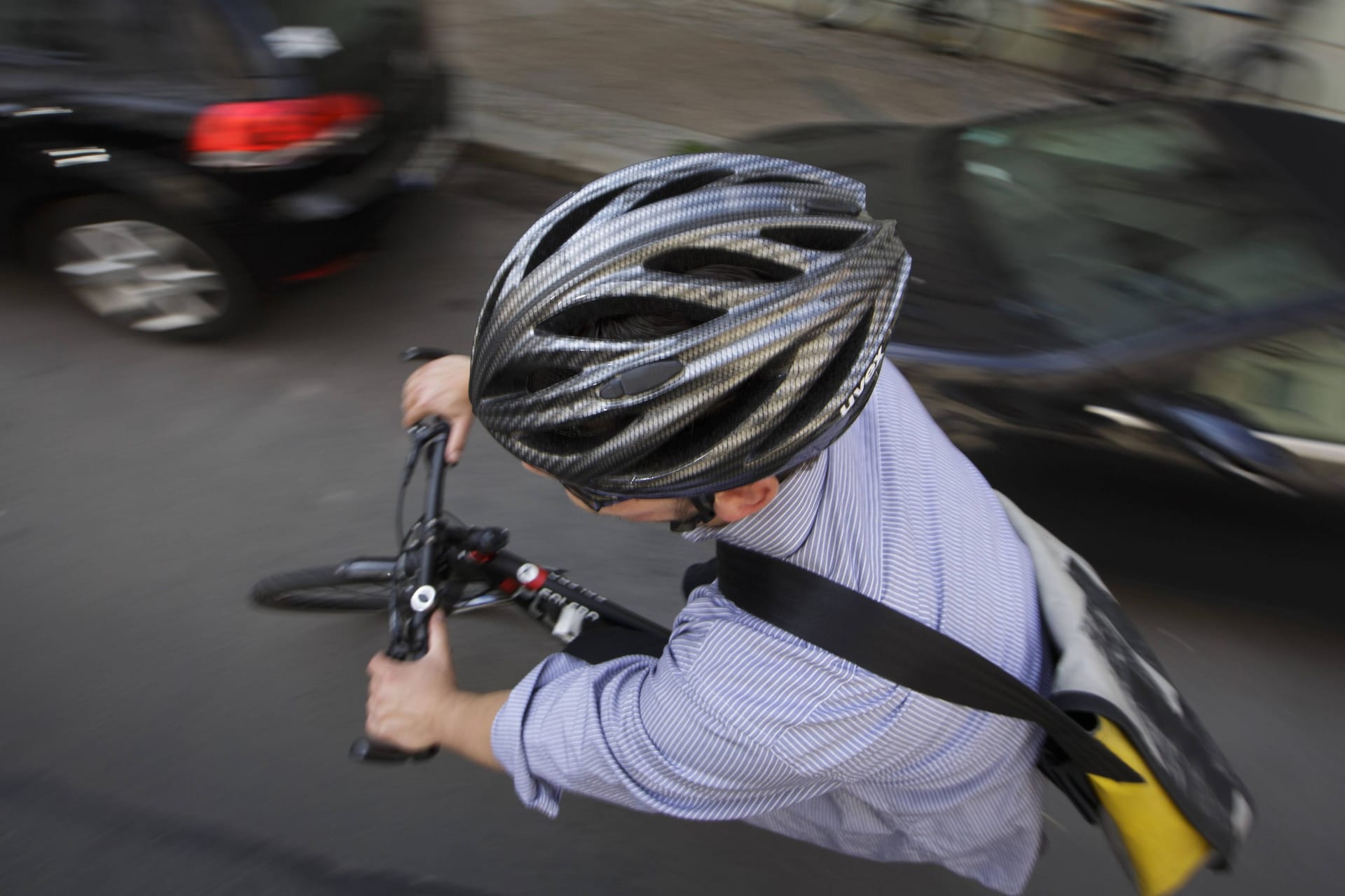 Eine junger Mann fährt mit Fahrradhelm