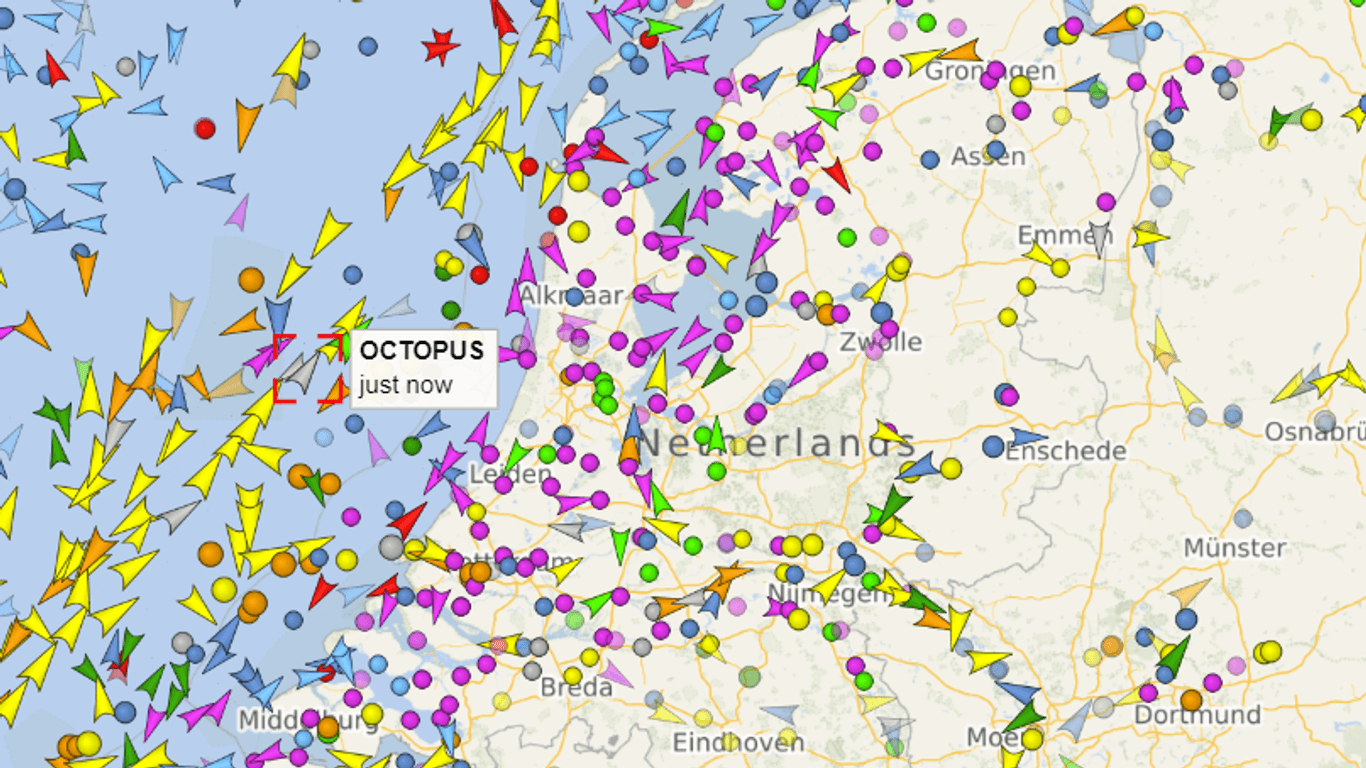 Die Anzeichen verdichten sich: Dieses Bild zeigt die aktuelle Lage der Octopus (rotes Viereck) von Dienstag, 26. September, um 12.30 Uhr. Die Jacht fährt demnach vor der niederländischen Küste.