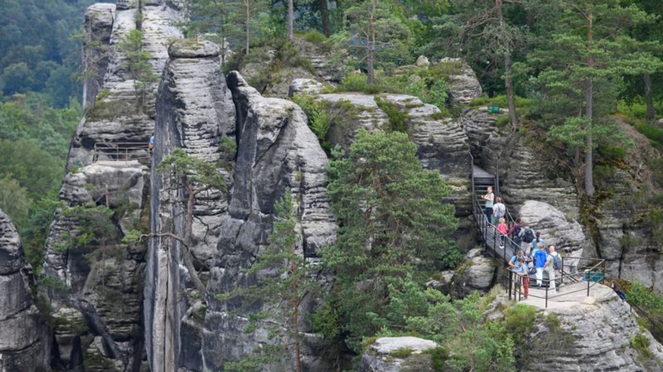 Touristen im Nationalpark Sächsische Schweiz (Archivbild): Die Aussichtsplattformen der Felsenburg Neurathen bieten herrliche Ausblicke.