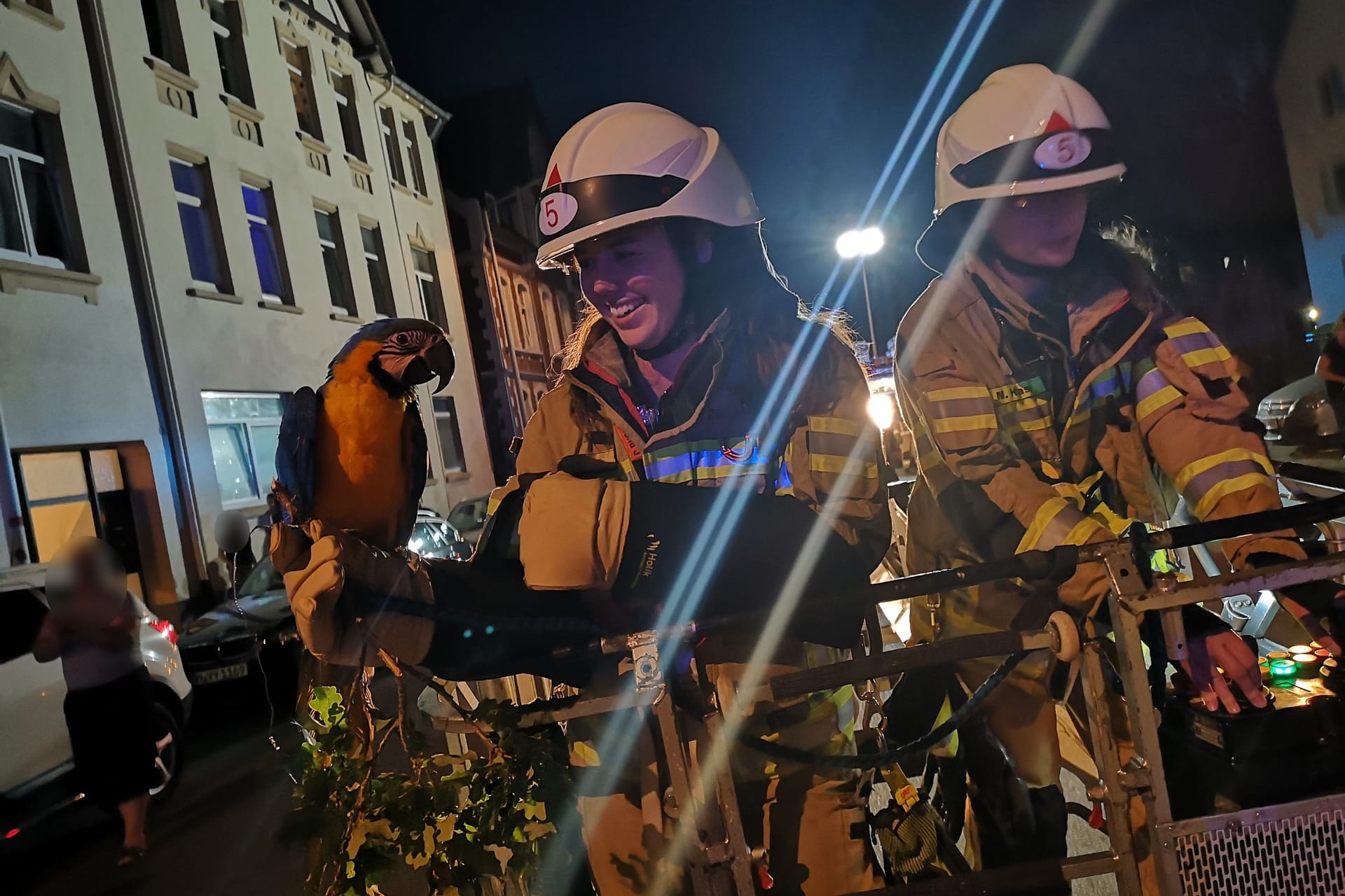 Papagei Coco und seine Retterinnen: Die Feuerwehr musste zu einem tierischen Einsatz ausrücken.