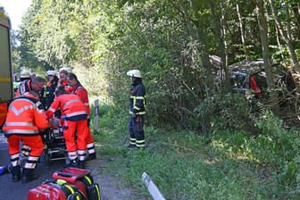 Notfalleinsatz der Polizei in Harburg: Der Fahrer kam mit dem Rettungswagen ins Krankenhaus.