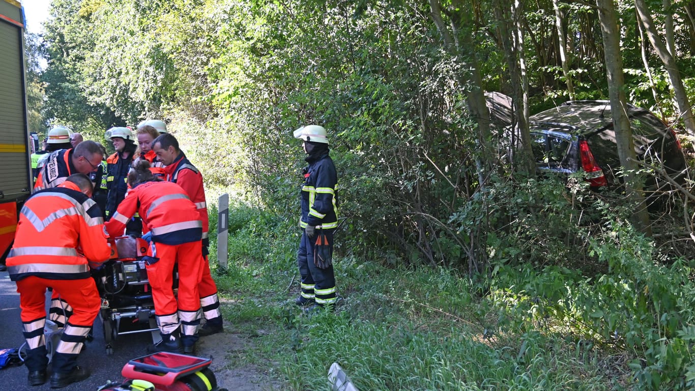 Notfalleinsatz der Polizei in Harburg: Der Fahrer kam mit dem Rettungswagen ins Krankenhaus.