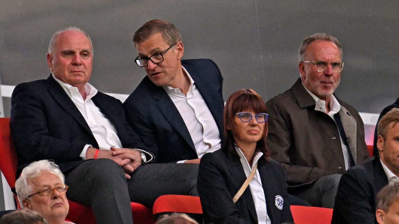 Uli Hoeneß (l.) neben Jan-Christian Dreesen (m.) und Karl-Heinz Rummenigge: Alle drei sind Teil des Transfer-Ausschusses.