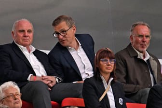 Uli Hoeneß (l.) neben Jan-Christian Dreesen (m.) und Karl-Heinz Rummenigge: Alle drei sind Teil des Transfer-Ausschusses.