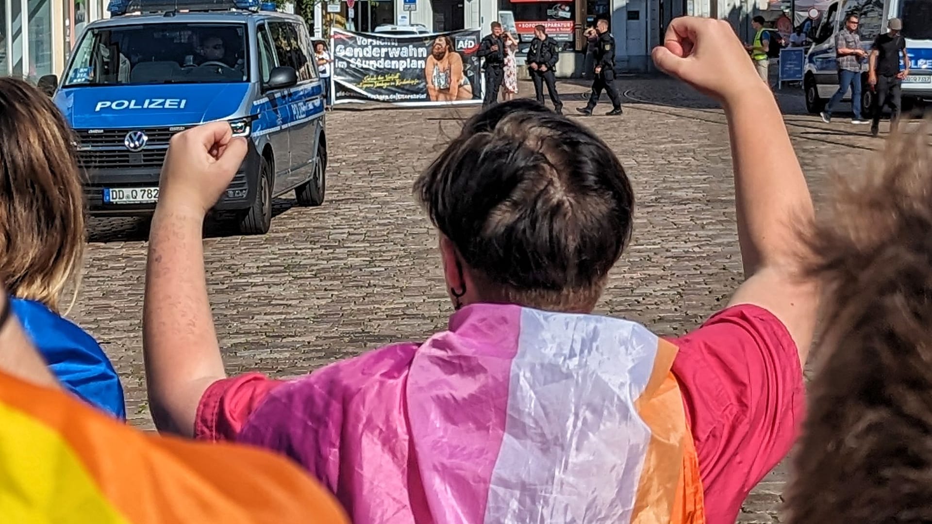 Am Obermarkt stehen die über 150 Teilnehmenden des CSD einer kleinen Gegendemo gegenüber.