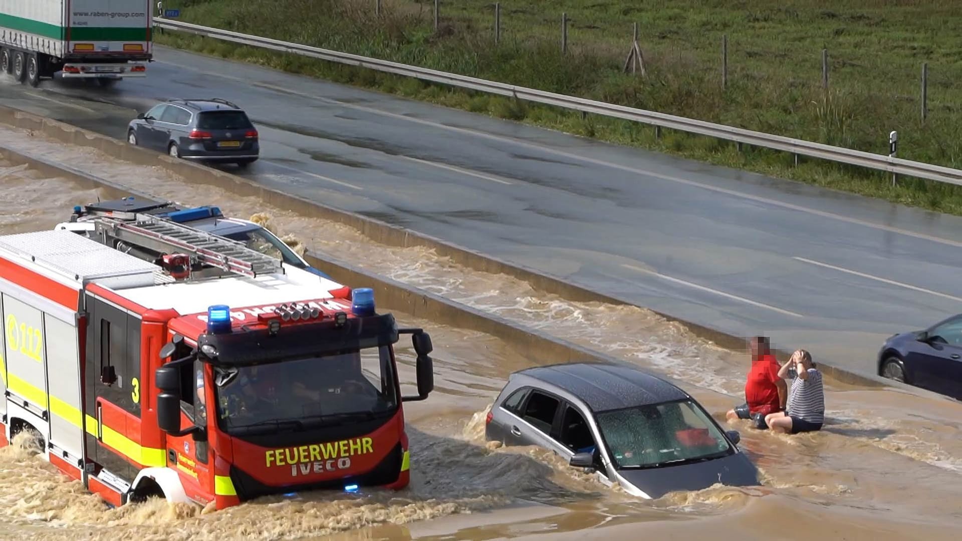 Autofahrer und ihre versunkenen Autos auf der A2: Feuerwehr und THW waren im Großeinsatz.