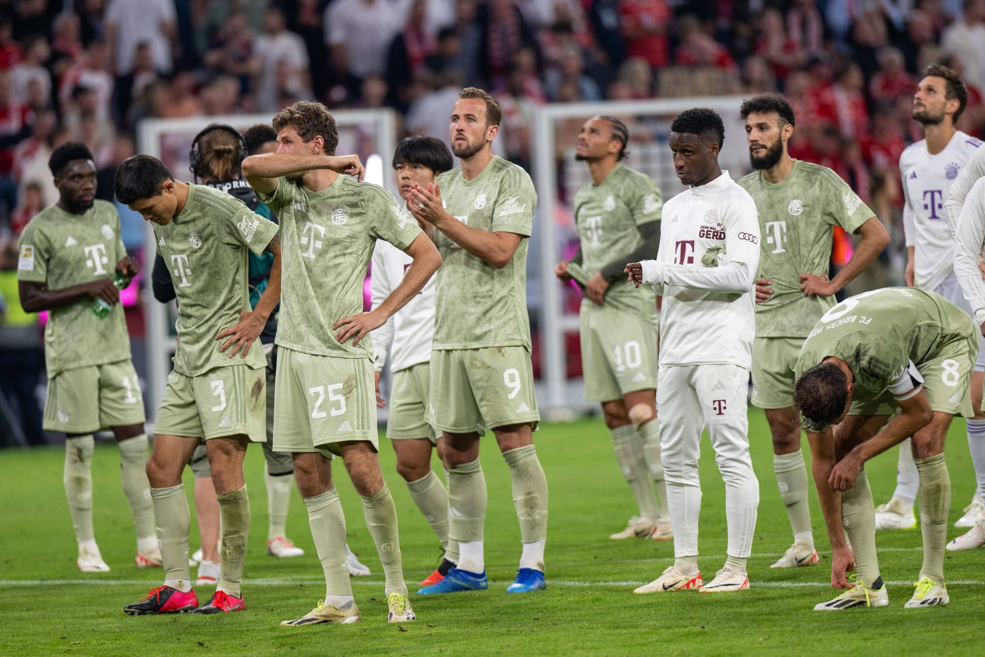 Nach dem späten Treffer von Leon Goretzka verspielen die Münchner den schon greifbaren Sieg noch in der Nachspielzeit. Dabei zeigen einige Münchner ungewohnte Schwächen. Der FC Bayern in der Einzelkritik